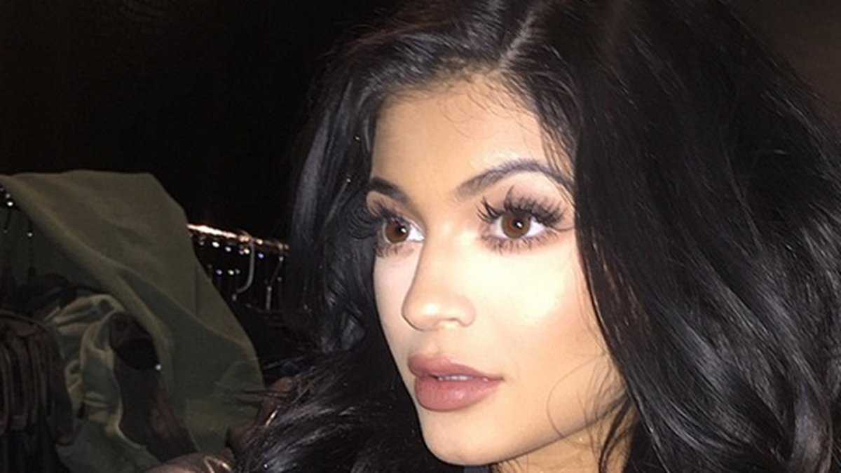 Kylie Jenner visar sin makeup för kvällen. 